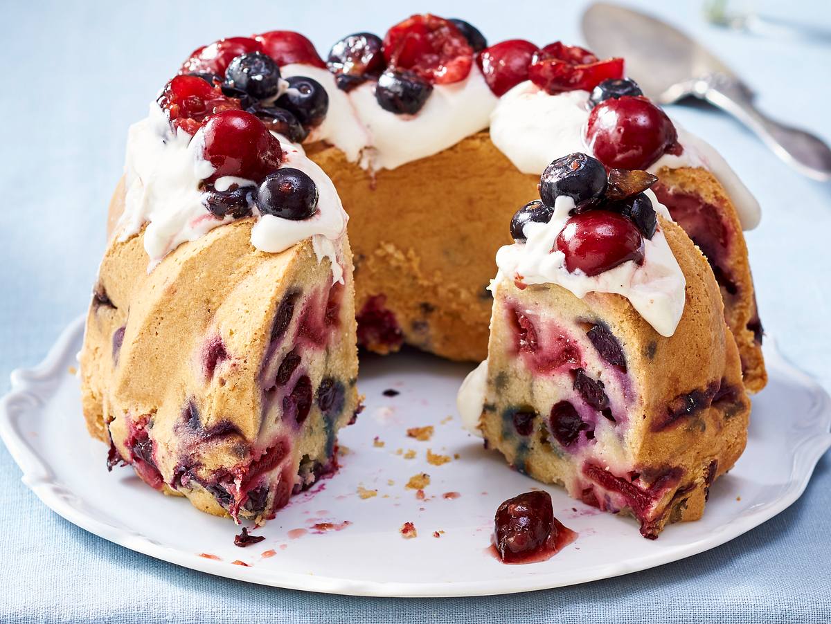 Fruchtiger Napfkuchen mit Kirschen, Beeren und Kokoscreme