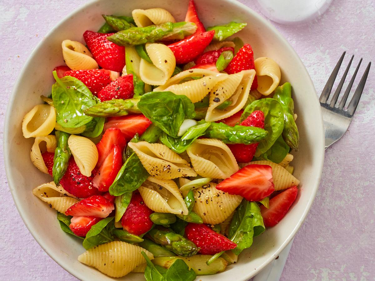 Fruchtiger Nudelsalat vegan mit grünem Spargel, Babyspinat und Erdbeeren