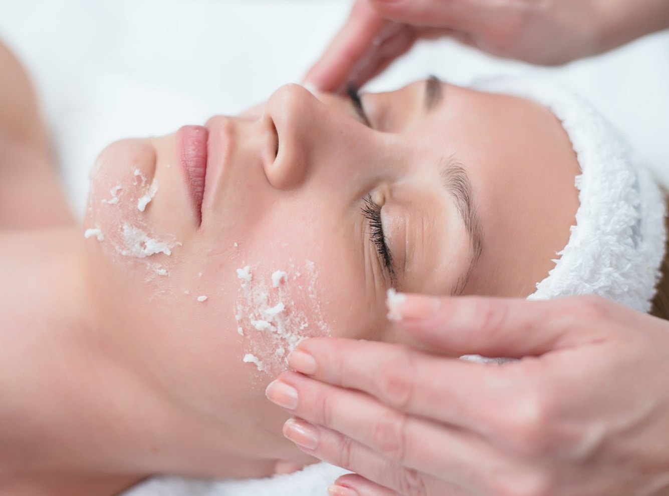 Fruchtsäurepeeling: Alles, was du über die Beauty-Behandlung wissen musst Fruchtsäurepeeling: Alles, was du über die Beauty-Behandlung wissen musst