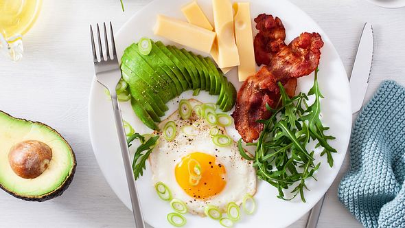 Ein Frühstück ohne Kohlenhydrate ist langweilig und fad? Nicht mit unseren Rezepten. - Foto: OlgaMiltsova/iStock
