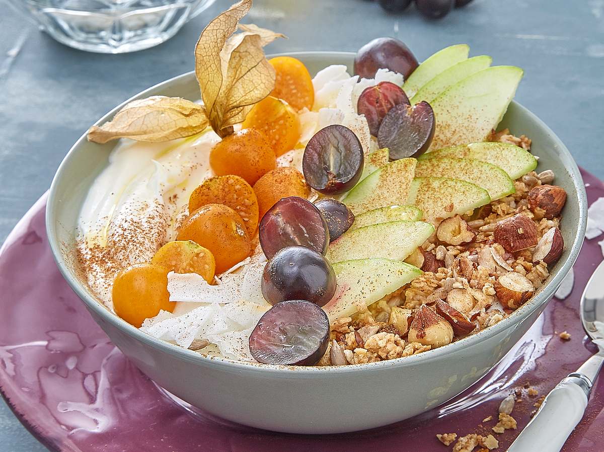 Eine fruchtige Frühstücksbowl für einen guten Start in den Tag.