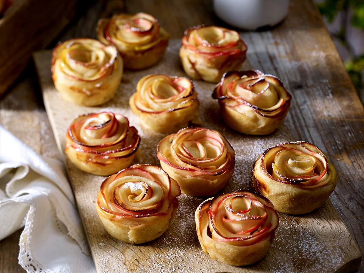 Diese Frühstücksmuffins mit Apfelrosen sehen nicht nur toll aus, sondern schmecken auch himmlisch lecker.