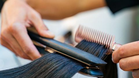 Frühlingsfrisuren 2025: 5 Schnitte und Haarfarben, die uns einen frühlings-frischen Look verpassen - Foto: Hispanolistic/iStock 