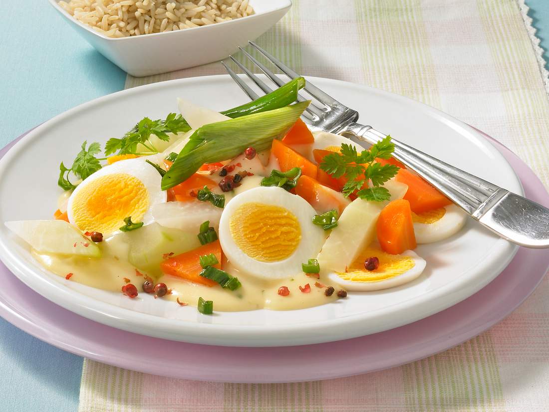 Frühlingshaftes Eierfrikassee mit Kräutersoße und Kohlrabi Frühlingshaftes Eierfrikassee mit Kräutersoße und Kohlrabi
