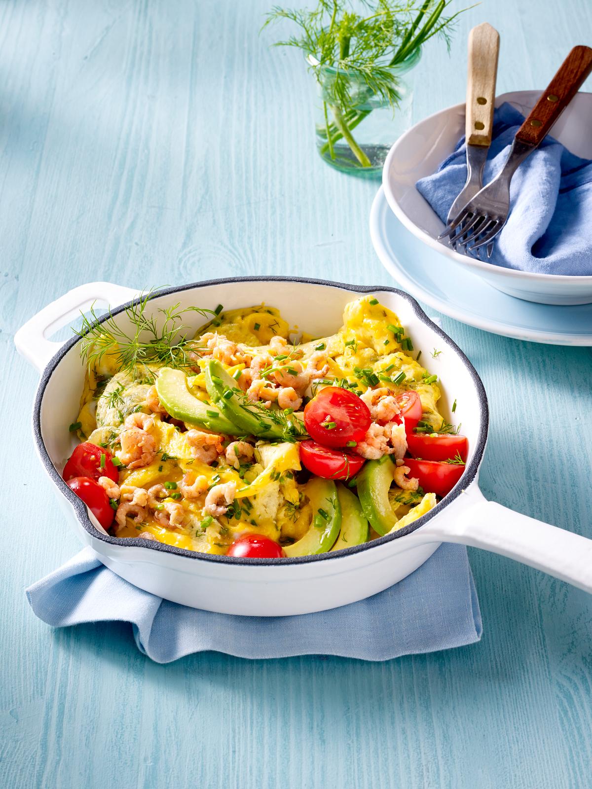 Frühstück ohne Kohlenhydrate: Rührei mit Avocado und Nordseekrabben