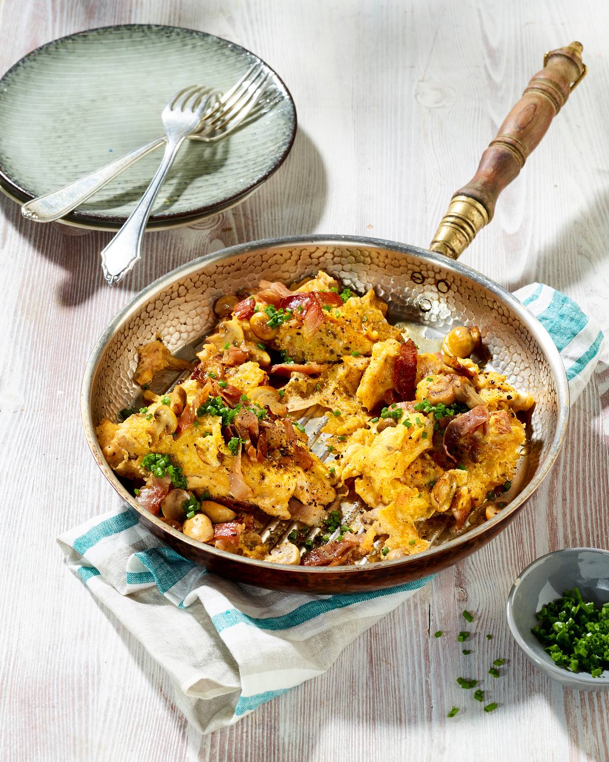 Frühstück ohne Kohlenhydrate: Rührei mit Schinken und Pilzen