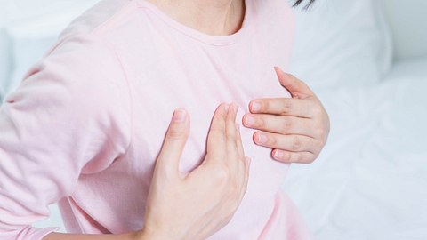 Für Brust-OP: Frau täuscht Krebserkrankung vor! - Foto: iStock/patchanan promunat/Symbolbild
