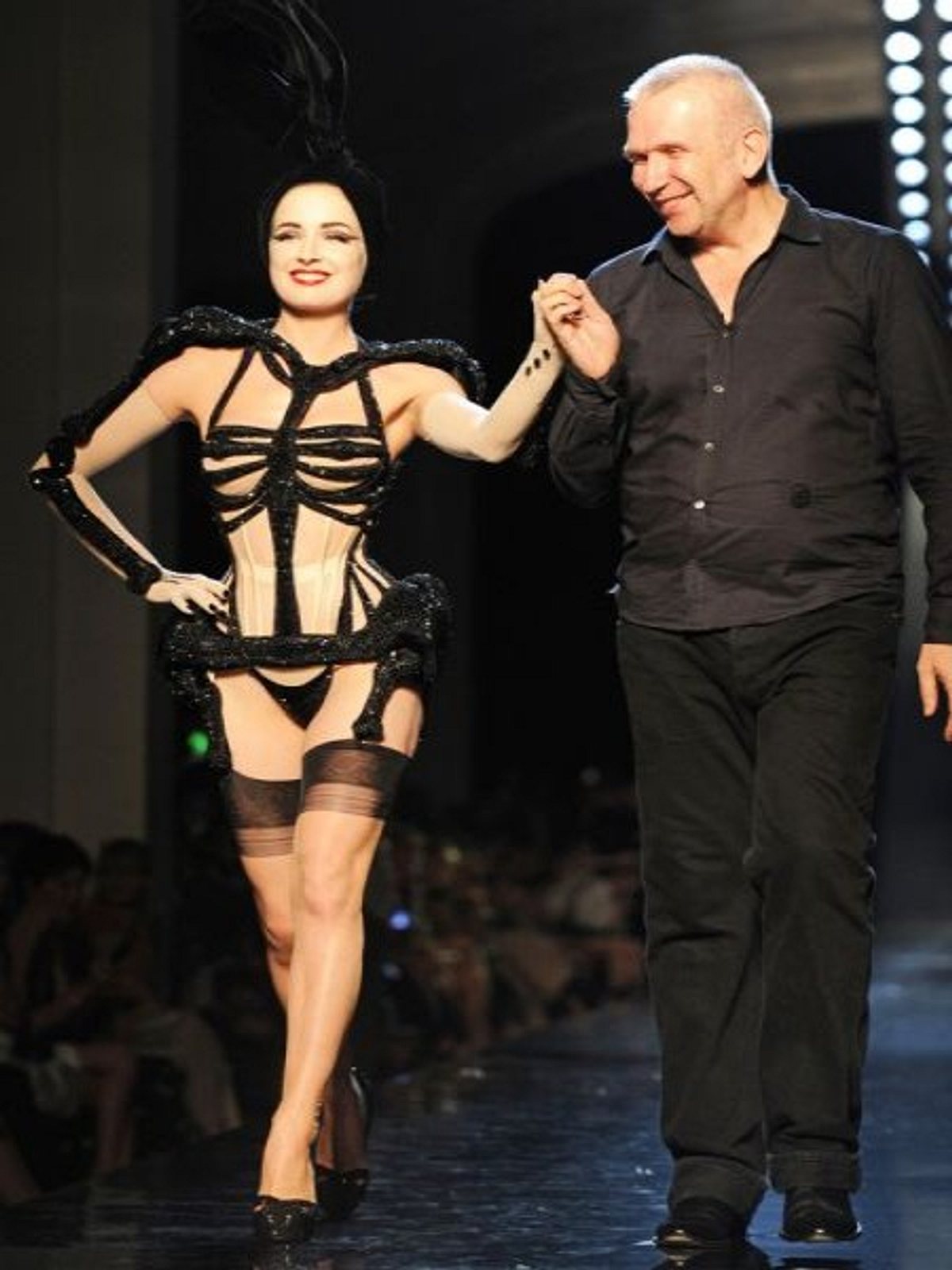 fuer ihren guten freund jean paul gaultier fuehrt dita von teese bei den haute couture schauen im juli0 die neue dessous kol