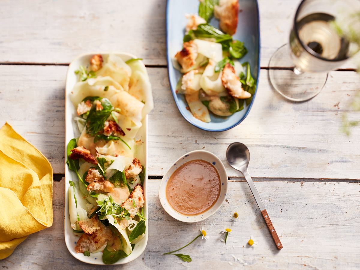 Frühlings-Kohlrabi-Salat mit Miso-Dressing