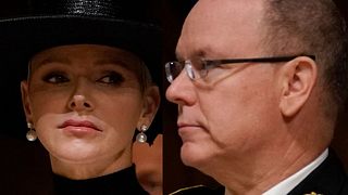 Fürstin Charlène & Albert von Monaco: Schlimme Demütigung für sie! - Foto: DANIEL COLE/POOL/AFP via Getty Images; Collage: Redaktion Wunderweib
