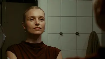 Tea steht vor dem Spiegel. - Foto: Netflix