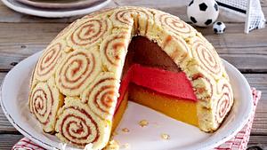 Fußball-Kuppel-Kuchen mit schwarz-rot-gold-Füllung - Foto: House of Food / Bauer Food Experts KG