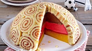 Fußball-Kuppel-Kuchen mit schwarz-rot-gold-Füllung - Foto: House of Food / Bauer Food Experts KG