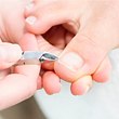 Mit einer Nagelzange kannst du Fußnägel richtig schneiden - Foto: microgen/iStock