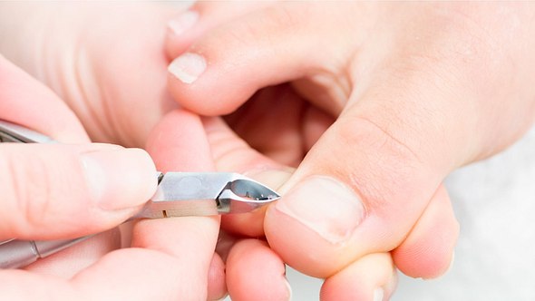 Mit einer Nagelzange kannst du Fußnägel richtig schneiden - Foto: microgen/iStock