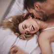 Frau hat gerade einen Orgasmus - Foto: gpointstudio / iStock