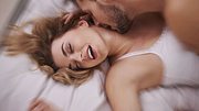 Frau hat gerade einen Orgasmus - Foto: gpointstudio / iStock