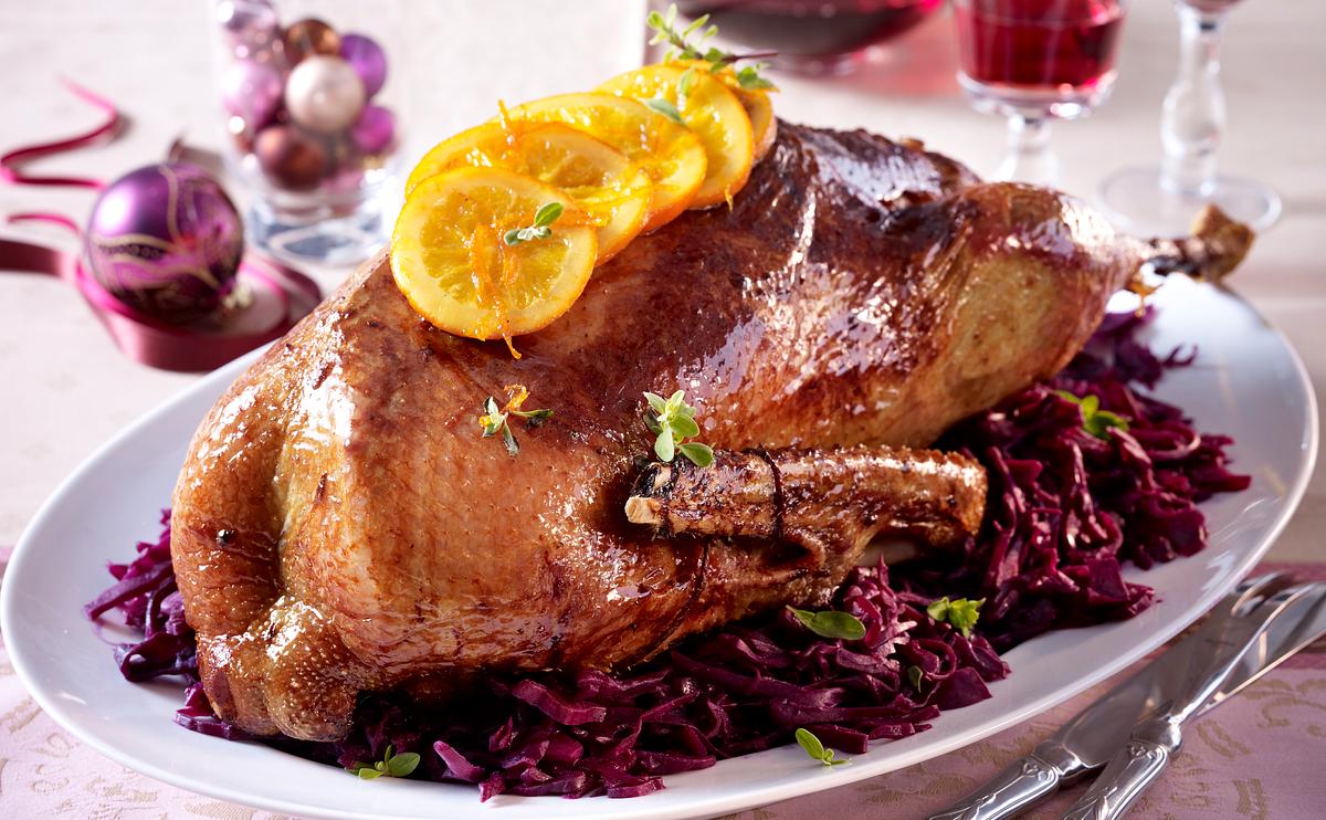 Am 1. Weihnachtsfeiertag sehr beliebt: Gänsebraten oder eine gebackene Ente mit Apfelrotkohl.