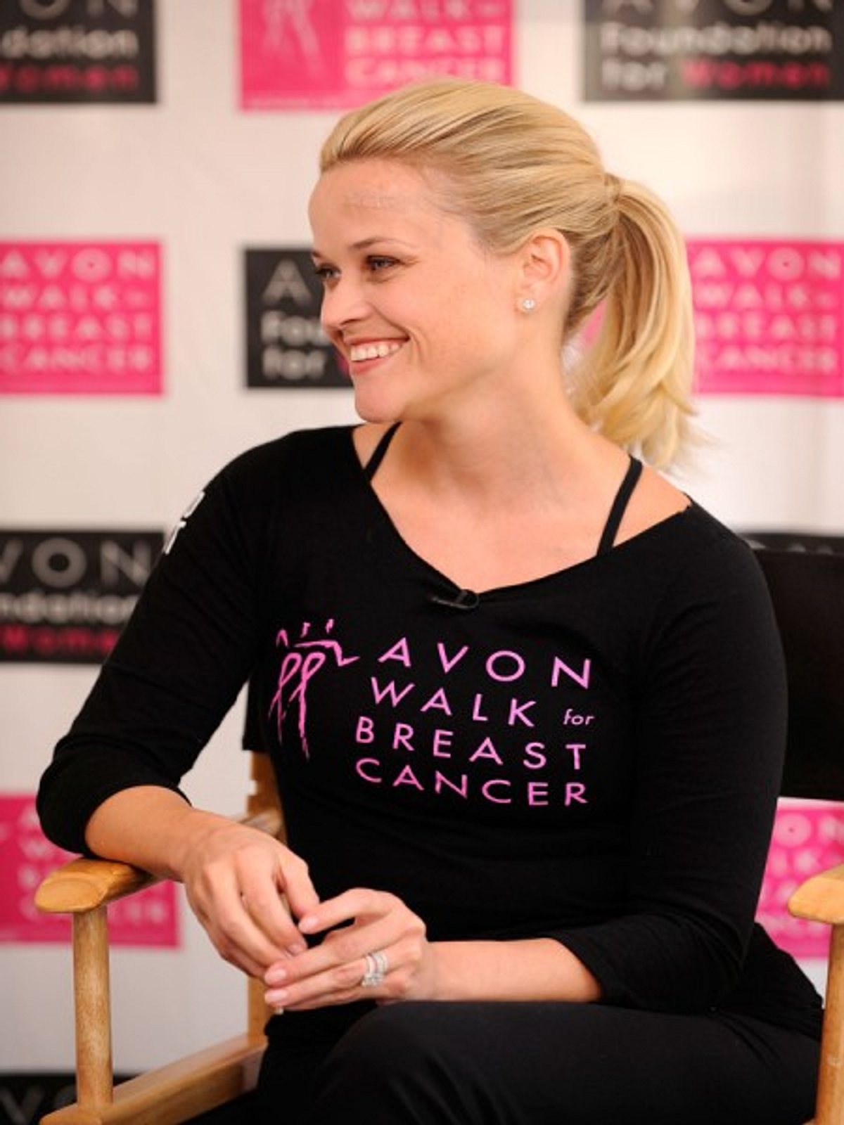 ganz natuerlich mit einem simplen pferdeschwanz kam reese witherspoon im oktober1 zur veranstaltung breast cancer global con