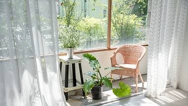Weiße Gardinen vor Fensterfront - Foto: iStock/SUNG YOON JO
