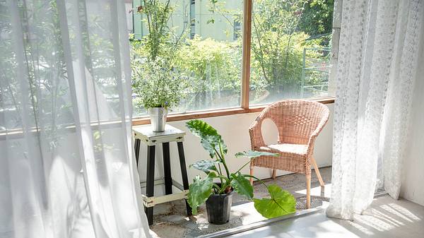 Weiße Gardinen vor Fensterfront - Foto: iStock/SUNG YOON JO