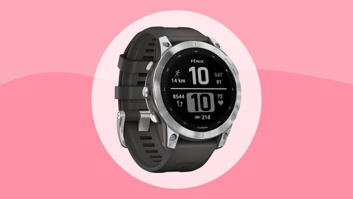 Garmin fenix 7 Smartwatch vor pinkem Hintergrund