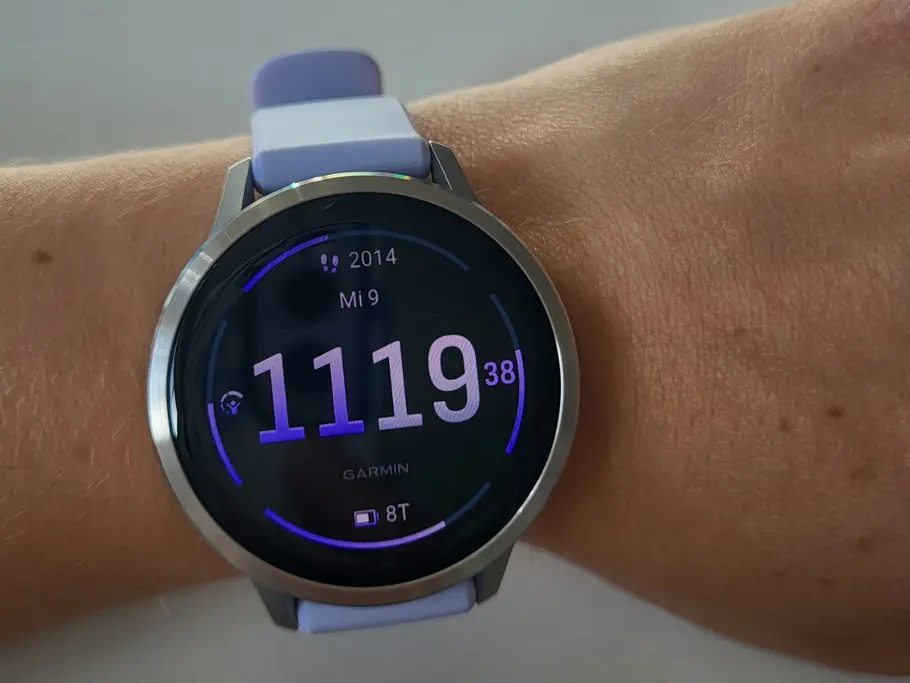 Garmin Venu 4 im Test Garmin Venu 4 (41mm) an einem Handgelenk