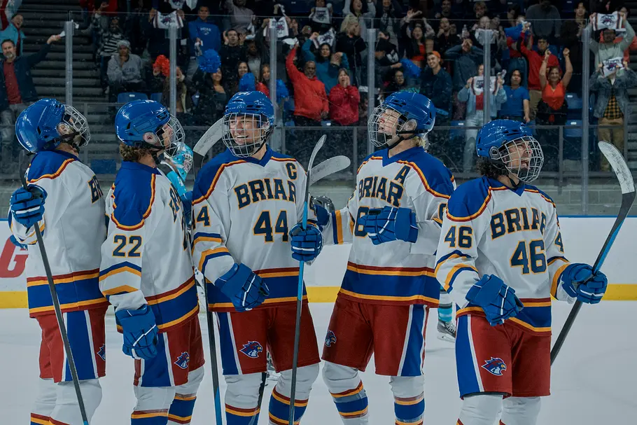 Eishockeyspieler Logan (Antonio Cipriano), Garrett (Belmont Cameli), Dean (Stephen Thomas Kalyn) und Tucker (Jalen Thomas Brooks) in der Serie „Off Campus“.