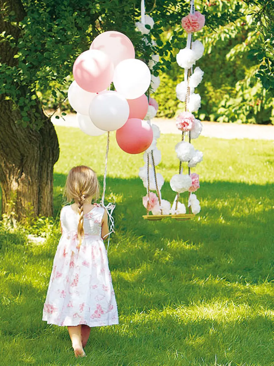 Deko-Tipps für eine rauschende Gartenparty: Festgirlande gartenparty deko maedchen