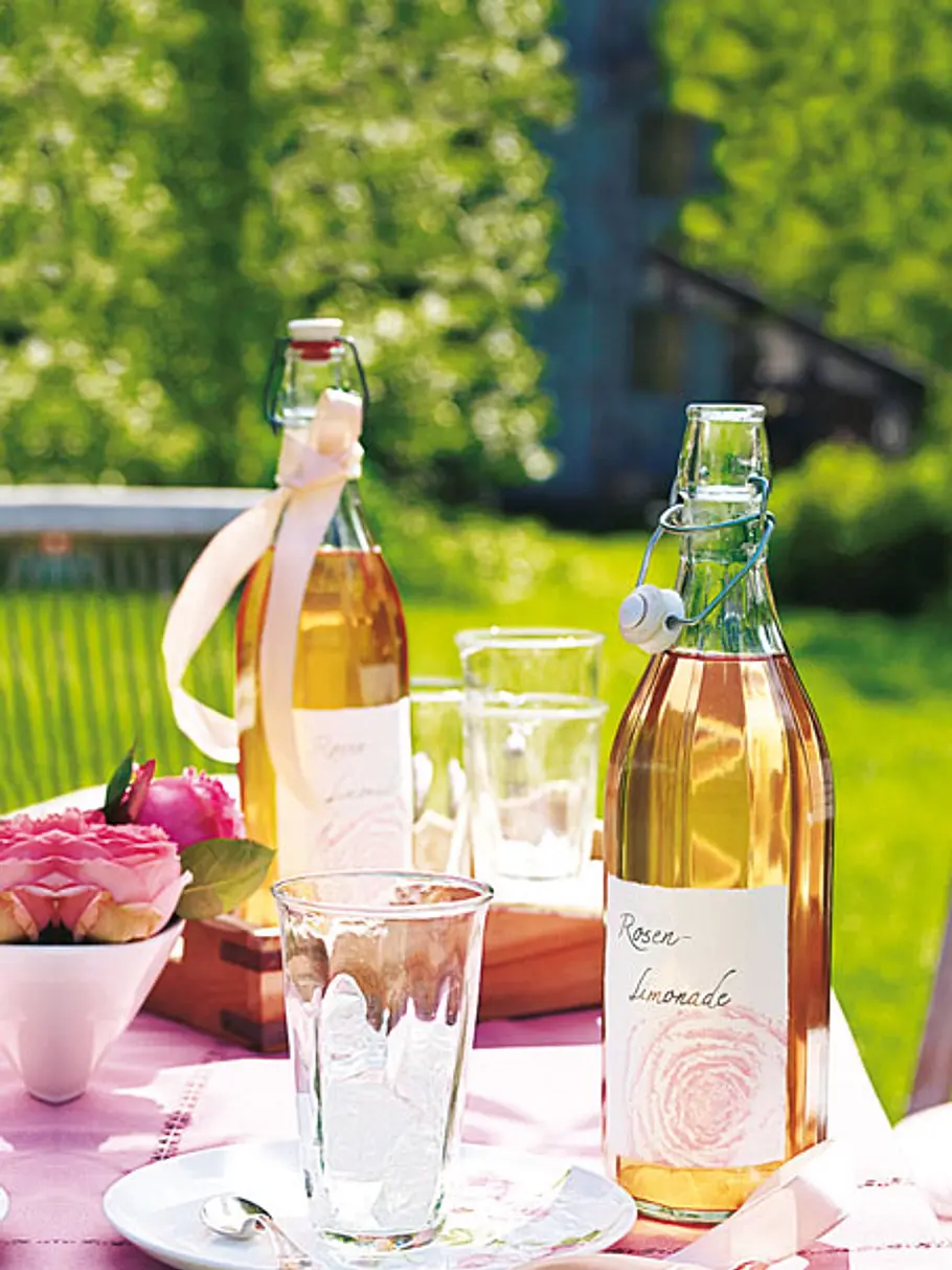 Deko-Tipps für eine rauschende Gartenparty: Rosenwasser gartenparty deko rosenlimo