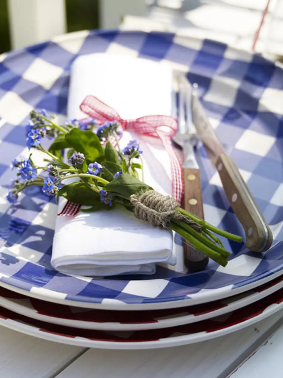 Deko-Tipps für eine rauschende Gartenparty: Bezaubernde Serviettendeko gartenparty deko teller