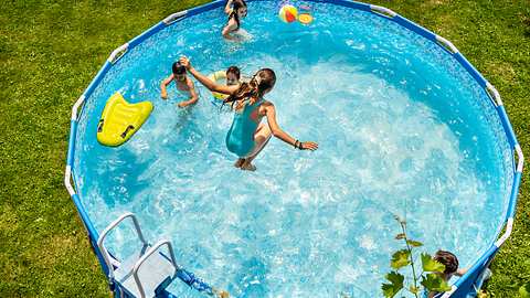 Gartenpool mit Stahlrahmen - Foto: Vladimir Vladimirov / iStock