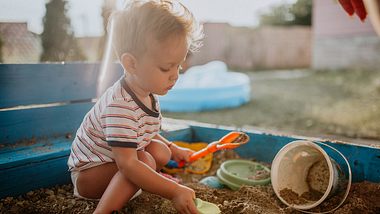Mit Gartenspielzeug erleben Kinder eine wundervolle Zeit - Foto: iStock/MMPhotography