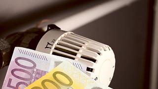 Ein Heizkörper, Euro-Banknoten - Foto: Stadtratte/iStock