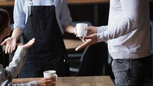 Gäste im Restaurant beschweren sich - Foto: iStock/fizkes