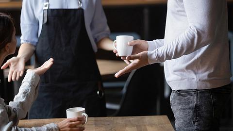 Gäste im Restaurant beschweren sich - Foto: iStock/fizkes