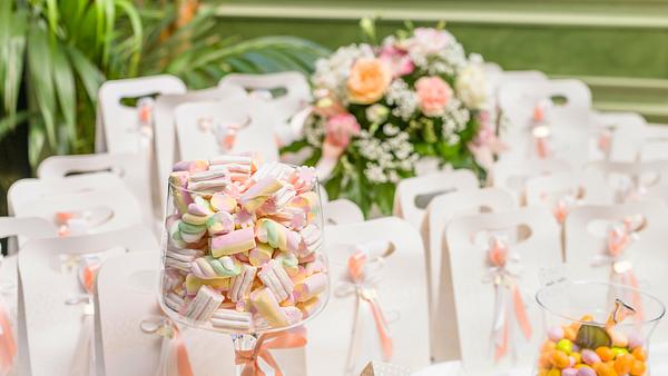 Gastgeschenk bei einer Hochzeit - Foto: istock/eli77