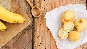 Gebackene Bananenstücke am besten mit etwas Honig beträufeln und warm genießen. - Foto: EflStudioArt/iStock