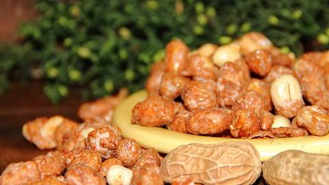 Gebrannte Erdnüsse sind ganz einfach selber zu machen. - Foto: iStock / gabrielabertolini