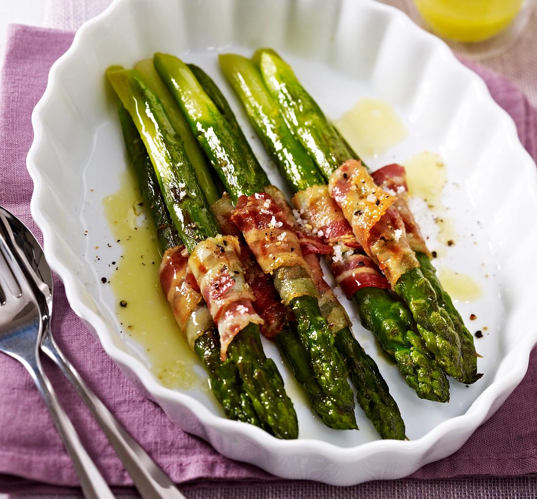 Gebratener grüner Spargel im Speckmantel Gebratener grüner Spargel im Speckmantel