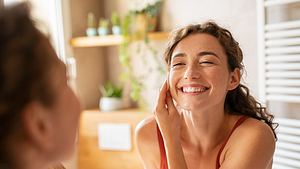 Frau schminkt sich ab - Foto: istock/ Ridofranz