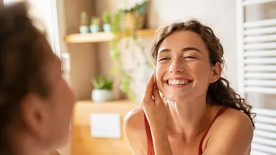 Frau schminkt sich ab - Foto: istock/ Ridofranz