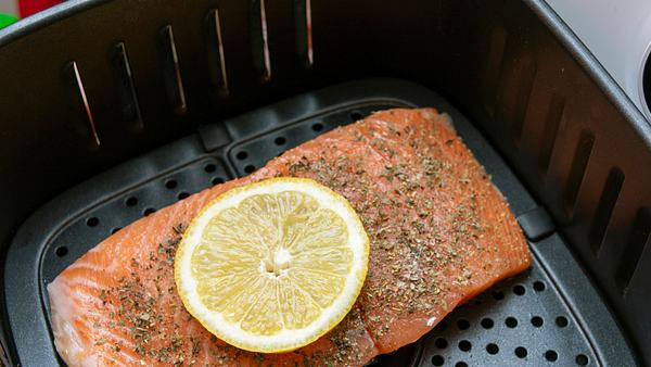 Gefrorener & frischer Lachs aus der Heißluftfritteuse - Foto: Kitzzeh/iStock