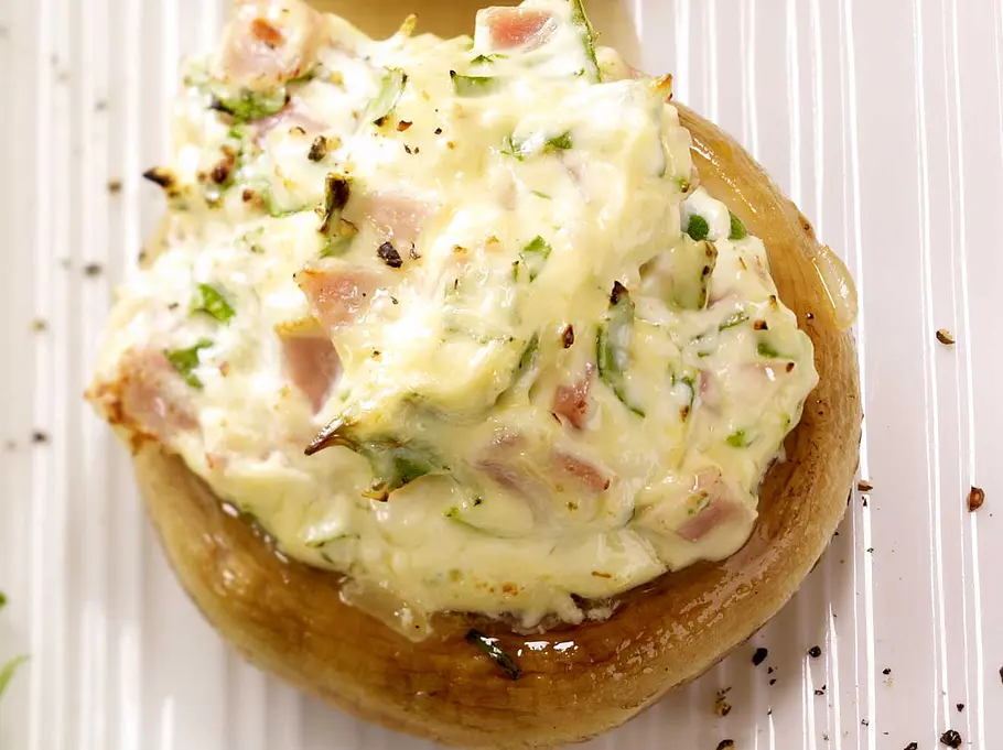 Cremige Käse-Schinken-Champignons Gefüllte Champignons mit Käse und Schinken - kohlenhydratfrei schlemmen.