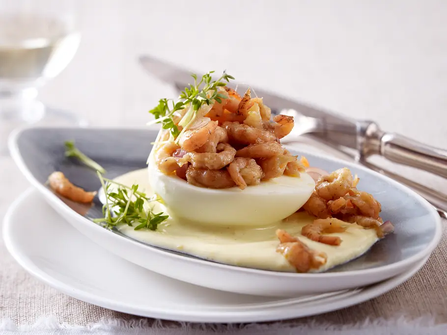 Gefüllte Eier mit Nordseekrabben-Salat auf Blitz-Honig-Senf-Mayonnaise