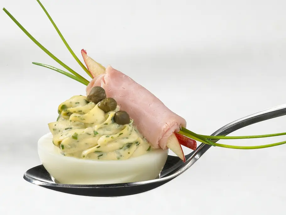 Mit Schinken und Apfel gefüllte Eier - klassisches Rezept