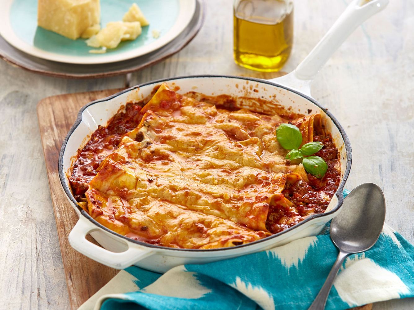 Cannelloni sind gefüllte Nudeln, die anschließend überbacken werden. Cannelloni sind gefüllte Nudeln, die anschließend überbacken werden.