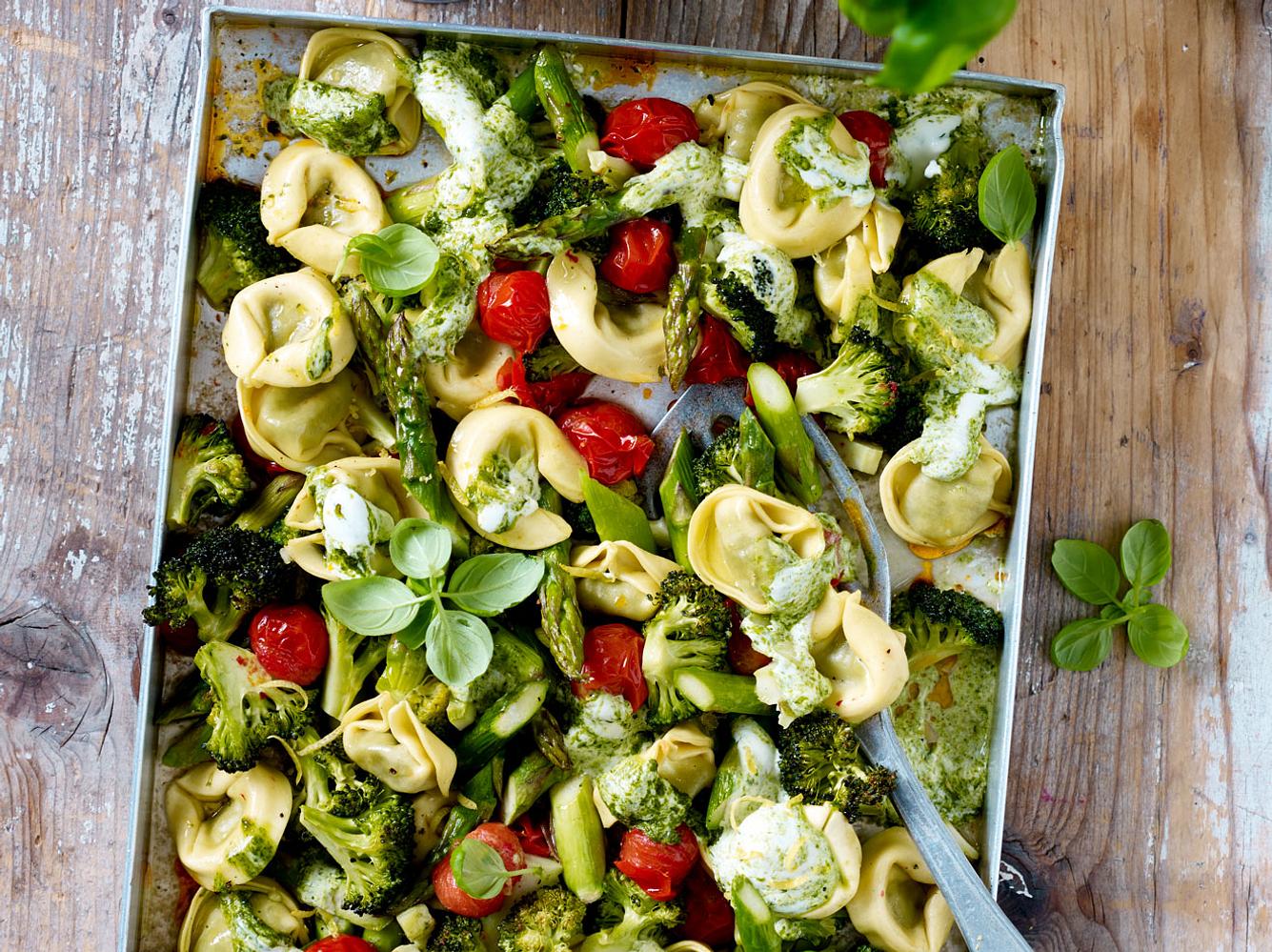 Tortelloni ist die größere Variante der Tortellini, die sich wunderbar auf einem Blech zubereiten lassen. Tortelloni ist die größere Variante der Tortellini, die sich wunderbar auf einem Blech zubereiten lassen.