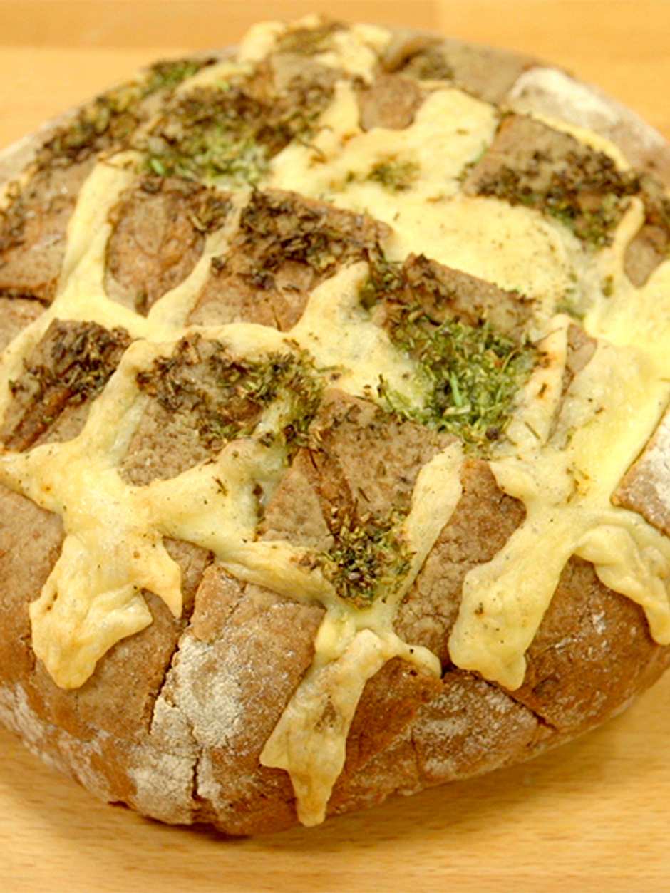 Gefülltes Brot mit Käse: Das Rezept zum schnellen Partybrot | Wunderweib