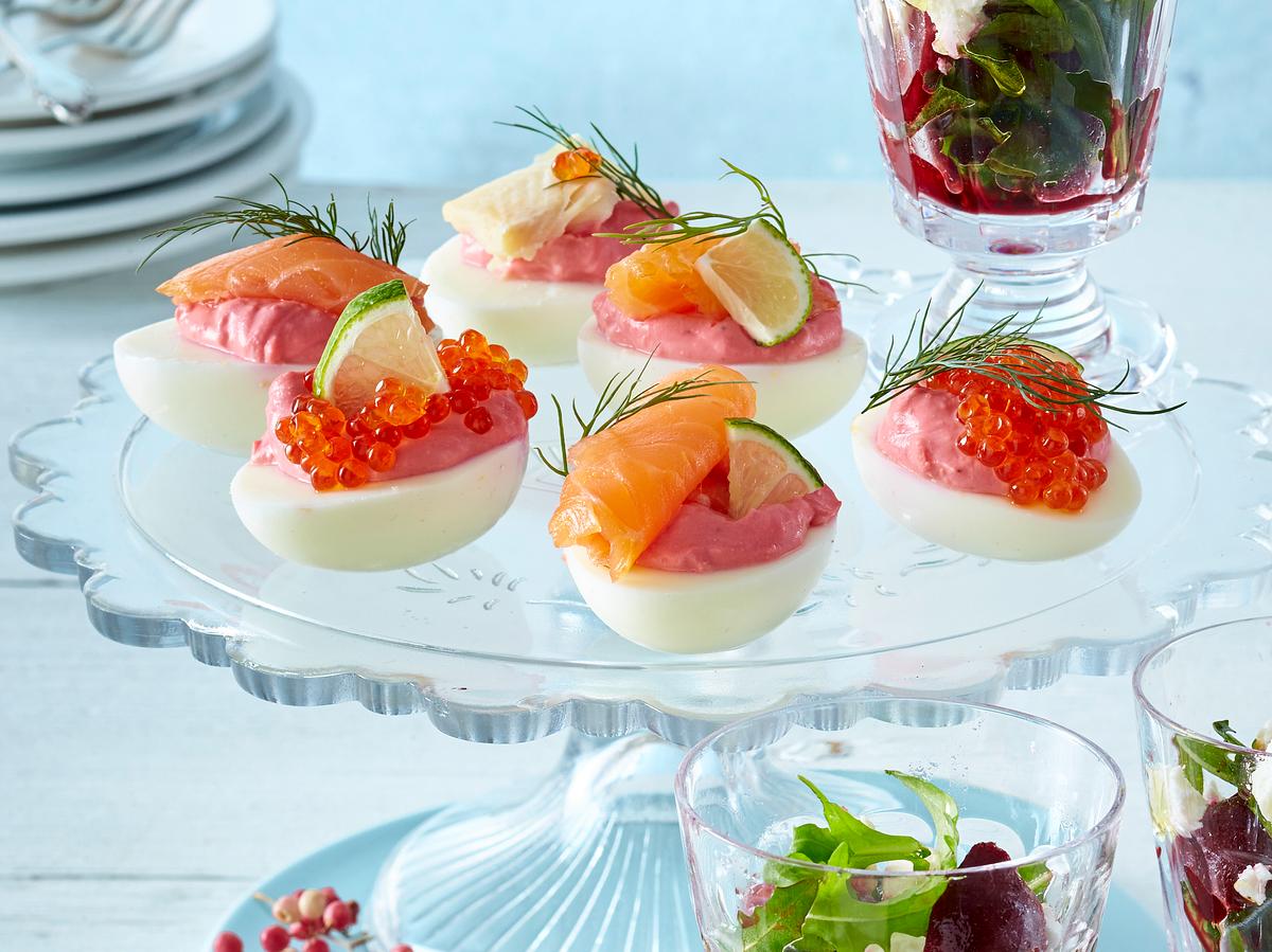 Gefüllte Eier mit Mayonnaise und Feta-Käse, garniert mit Lachs und Kaviar